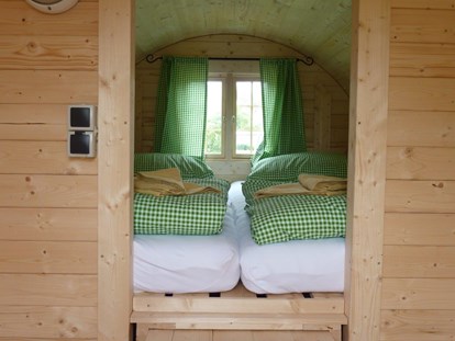 Luxuscamping - Terrasse - Mühlviertel - schnuggeliges Bett im Schlaf-Fass - Camping Au an der Donau Schlaf-Fässer auf Camping Au an der Donau
