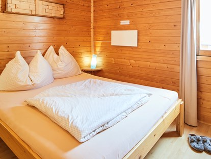 Luxuscamping - Preisniveau: günstig - Schlafzimmer Aifnerblick - Camping Dreiländereck in Tirol Blockhütte Aifnerblick Camping Dreiländereck Tirol