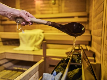 Luxuscamping - Art der Unterkunft: Bungalow - Geniessen Sie einen Aufguss in der finnischen Sauna. - Camping Dreiländereck in Tirol Blockhütte Aifnerblick Camping Dreiländereck Tirol