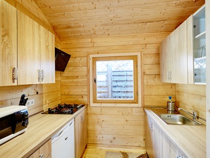Luxuscamping - getrennte Schlafbereiche - Küche mit Vollausstattung - Camping Dreiländereck in Tirol Blockhütte Bergzauber Camping Dreiländereck Tirol
