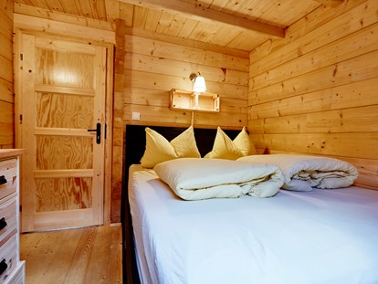 Luxuscamping - Schlafzimmer mit Doppelbett - Camping Dreiländereck in Tirol Blockhütte Bergzauber Camping Dreiländereck Tirol