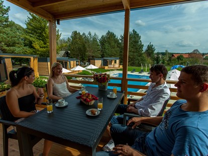 Luxuscamping - getrennte Schlafbereiche - Rakovica, Plitvicka Jezera - Terrasse mit Sitzgarnitur für 4 Personen - Plitvice Holiday Resort Mobilheime auf Plitvice Holiday Resort