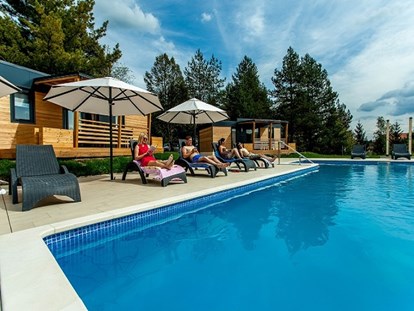 Luxuscamping - Dusche - Kvarner - Schwimbad mit Liegestühle und Sonnenschirme - Plitvice Holiday Resort Mobilheime auf Plitvice Holiday Resort