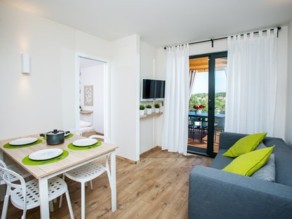 Luxuscamping - Klimaanlage - Rakovica, Plitvicka Jezera - Wohnzimmer und Küche - Plitvice Holiday Resort Mobilheime auf Plitvice Holiday Resort