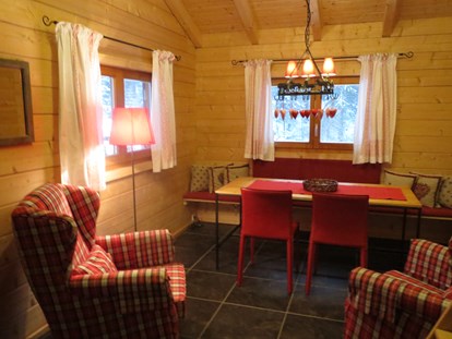 Luxuscamping - Sonnenliegen - Landhaus - Wohnküche - Camping Langenwald Blockhäuser auf Camping Langenwald
