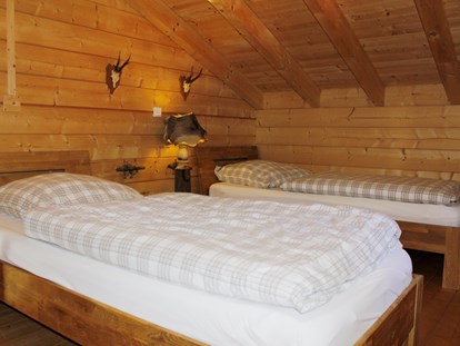 Luxuscamping - Dusche - Deutschland - Jagdhütte - Schlafboden mit zwei Einzelbetten - Camping Langenwald Blockhäuser auf Camping Langenwald