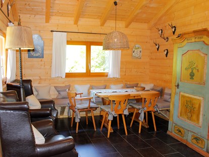 Luxuscamping - Preisniveau: gehoben - Deutschland - Jagdhütte - Wohnküche - Camping Langenwald Blockhäuser auf Camping Langenwald