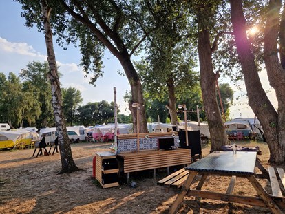 Luxuscamping - Geschirrspüler - Flusslandschaft Elbe - Outdoorküche mit gemeinschaftlicher Sitzecke - Camping Stover Strand Camping Stover Strand