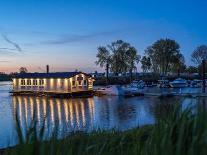 Luxuscamping - Kochmöglichkeit - Flusslandschaft Elbe - Restaurant auf dem Hausboot UnsinkBar - Camping Stover Strand Camping Stover Strand