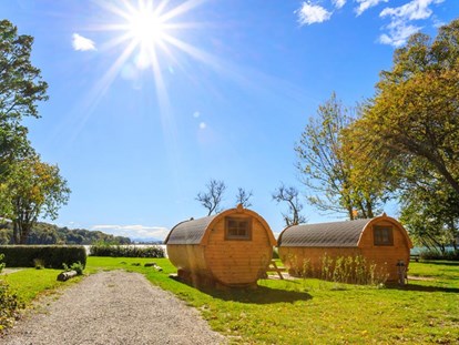 Luxuscamping - Art der Unterkunft: Hütte/POD - Seefeld (Starnberg) - Schlaffass XXL am Campingplatz Pilsensee mit Blick auf den See - Pilsensee in Bayern Schlaffass direkt am Pilsensee in Bayern