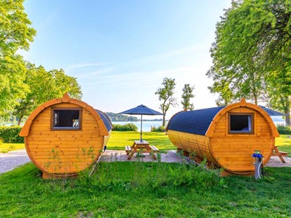 Luxuscamping - Deutschland - Familien-Schlaffass am Campingplatz Pilsensee - Pilsensee in Bayern Schlaffass direkt am Pilsensee in Bayern