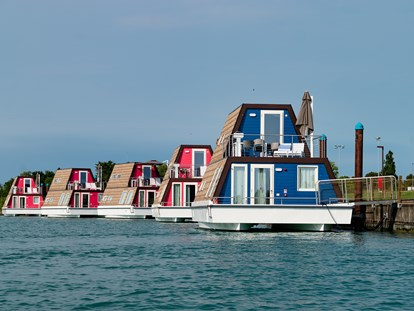 Luxuscamping - Parkplatz bei Unterkunft - Adria - Houseboat River - Marina Azzurra Resort Marina Azzurra Resort