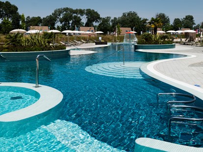 Luxuscamping - Parkplatz bei Unterkunft - Lignano - Poolbereich - Marina Azzurra Resort Marina Azzurra Resort