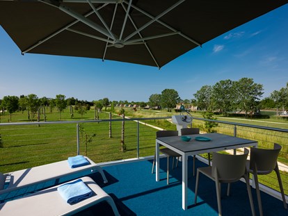 Luxuscamping - Art der Unterkunft: Mobilheim - Lignano Sabbiadoro (Ud) - Terrasse vom Bungalow Garden - Marina Azzurra Resort Marina Azzurra Resort