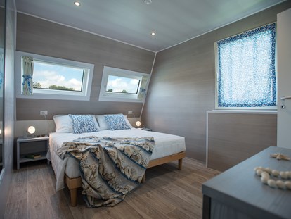 Luxuscamping - Gartenmöbel - Lignano - Schlafzimmer mit Doppelbett - Marina Azzurra Resort Marina Azzurra Resort
