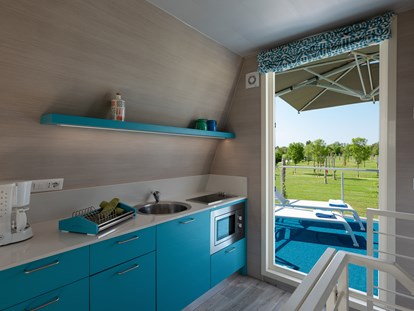 Luxuscamping - getrennte Schlafbereiche - Friaul-Julisch Venetien - Sicht vom Wohnzimmer - Terrasse - Marina Azzurra Resort Marina Azzurra Resort