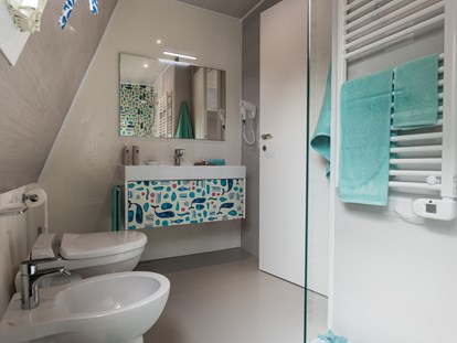 Luxuscamping - Art der Unterkunft: Bungalow - Badezimmer mit Dusche - Marina Azzurra Resort Marina Azzurra Resort