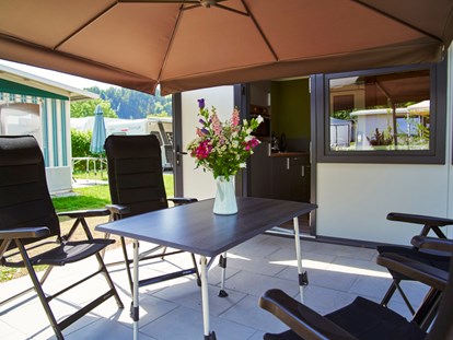 Luxuscamping - Kochutensilien - Kirchzarten - geräumige, sonnige Terrasse mit Gartenmöbeln und Sonnenschirm - Kirchzarten / Schwarzwald Luxuswohnwagen Premium in Kirchzarten / Schwarzwald