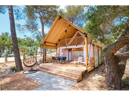 Luxuscamping - Terrasse - Zadar - Šibenik - Glamping Zelt Premium Family - Camping Cikat Glamping Zelt Typ Family Premium auf Camping Čikat