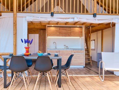 Luxuscamping - Preisniveau: exklusiv - Kvarner - Küche mit Wohnzimmer - Camping Cikat Glamping Zelt Typ Family Premium auf Camping Čikat