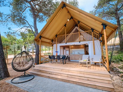 Luxuscamping - Hunde erlaubt - Zadar - Šibenik - Terrasse - Camping Cikat Glamping Zelt Typ Family Premium auf Camping Čikat