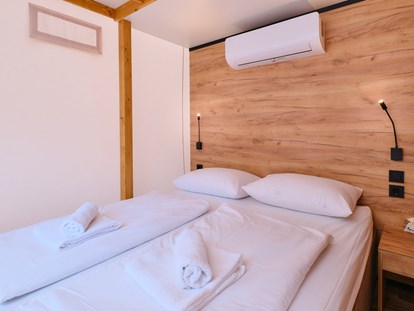Luxuscamping - Kühlschrank - Mali Losinj - Schlafzimmer mit Doppelbett - Camping Cikat Glamping Zelt Typ Family Premium auf Camping Čikat