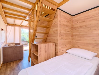 Luxuscamping - Kochmöglichkeit - Zadar - Šibenik - Schlafzimmer mit 2 Einzelbetten - Camping Cikat Glamping Zelt Typ Family Premium auf Camping Čikat