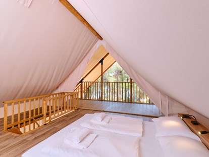 Luxuscamping - Heizung - Kvarner - Schlafzimmer im 1. Stock - Camping Cikat Glamping Zelt Typ Family Premium auf Camping Čikat