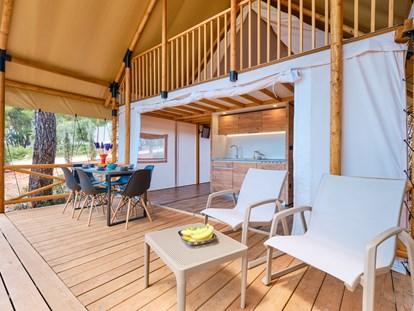 Luxuscamping - Kochmöglichkeit - Mali Losinj - Überdachte Terrasse - Camping Cikat Glamping Zelt Typ Family Premium auf Camping Čikat
