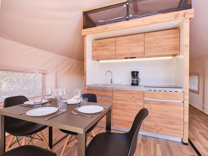 Luxuscamping - Parkplatz bei Unterkunft - Mali Losinj - Küche mit Esszimmer - Camping Cikat Glamping Zelt Typ Premium auf Camping Čikat 