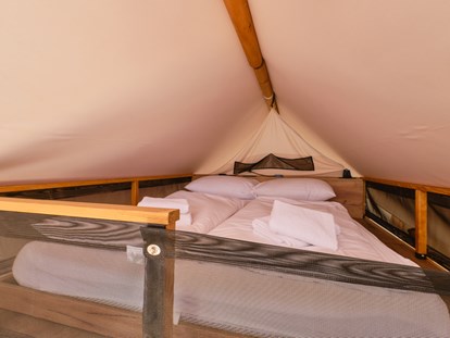 Luxuscamping - Parkplatz bei Unterkunft - Mali Losinj - Schlafzimmer im 1. Stock - Camping Cikat Glamping Zelt Typ Premium auf Camping Čikat 