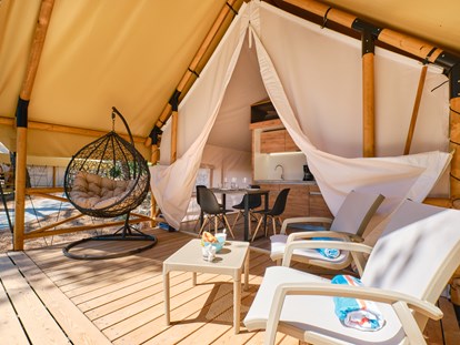 Luxuscamping - Parkplatz bei Unterkunft - Kvarner - Überdachte Terrasse - Camping Cikat Glamping Zelt Typ Premium auf Camping Čikat 