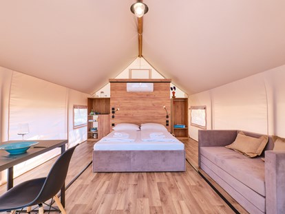 Luxuscamping - Terrasse - Zadar - Šibenik - Schlafzimmer mit Esstisch und Sofa - Camping Cikat Glamping Zelt Typ Couple auf Camping Čikat  