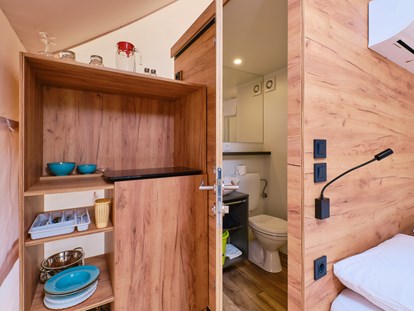 Luxuscamping - getrennte Schlafbereiche - Mali Losinj - Kleine Küche mit Bad - Camping Cikat Glamping Zelt Typ Couple auf Camping Čikat  