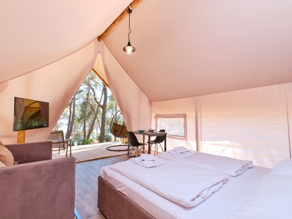 Luxuscamping - Kochutensilien - Zadar - Šibenik - Schlafzimmer auf der anderen Seite - Camping Cikat Glamping Zelt Typ Couple auf Camping Čikat  