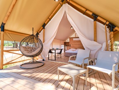 Luxuscamping - getrennte Schlafbereiche - Zadar - Šibenik - Überdachte Terrasse - Camping Cikat Glamping Zelt Typ Couple auf Camping Čikat  