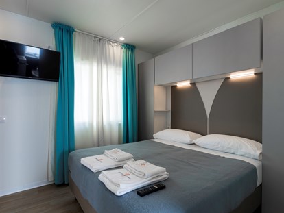 Luxuscamping - TV - Venedig - Doppelzimmer - Camping Ca' Pasquali Village Mobilheim Venice Platinum auf Camping Ca' Pasquali Village