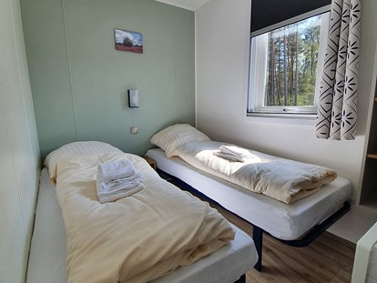 Luxuscamping - Bad und WC getrennt - Niedersachsen - Schlafzimmer 2 - Campingplatz "Auf dem Simpel" Heide-Lodge auf Campingplatz "Auf dem Simpel"
