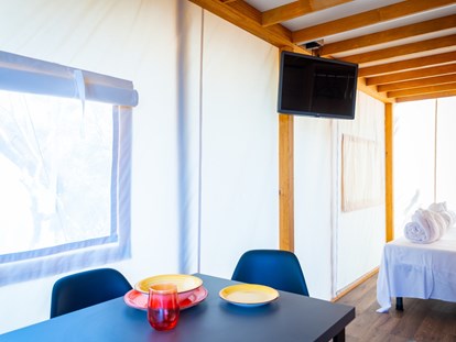 Luxuscamping - Kühlschrank - Toskana - Glamping-Zelt Safari Loft - Grundriss Dachboden - Camping Lacona Pineta Glamping Tent Safari Loft auf Camping Lacona Pineta