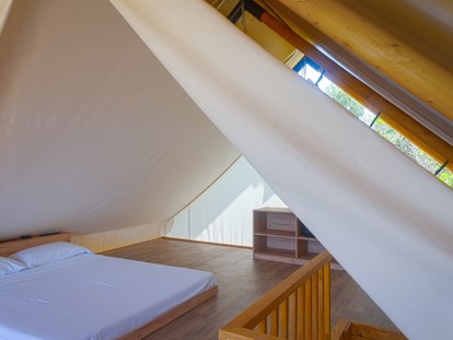 Luxuscamping - Kochutensilien - Mittelmeer - Glamping-Zelt Safari Loft - Grundriss Dachboden - Camping Lacona Pineta Glamping Tent Safari Loft auf Camping Lacona Pineta