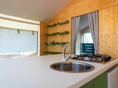 Luxuscamping - Bad und WC getrennt - Glamping Tent Country Loft auf Camping Lacona Pineta - Camping Lacona Pineta Glamping Tent Country Loft auf Camping Lacona Pineta