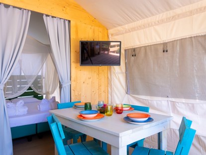 Luxuscamping - TV - Italien - Glamping Tent Country Loft auf Camping Lacona Pineta - Camping Lacona Pineta Glamping Tent Country Loft auf Camping Lacona Pineta