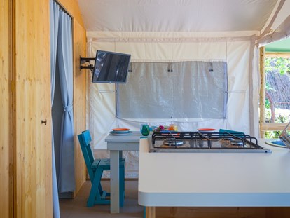 Luxuscamping - Kühlschrank - Mittelmeer - Glamping Tent Country Loft auf Camping Lacona Pineta - Camping Lacona Pineta Glamping Tent Country Loft auf Camping Lacona Pineta