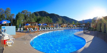 Luxuscamping - Parkplatz bei Unterkunft - Lago Maggiore - Pool am Campingplatz - Conca D'Oro Camping & Lodge Residence Il Borgo Delle Arti