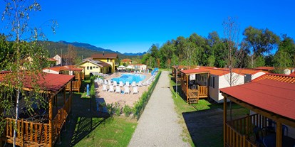 Luxuscamping - Gartenmöbel - Piemont - Campingplatzareal - Conca D'Oro Camping & Lodge Residence Il Borgo Delle Arti