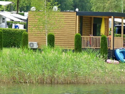 Luxuscamping - Unterkunft alleinstehend - Direkt am  See - Terrassen Camping Ossiacher See Premium Mobilheime mit Terrassen am Terrassen Camping Ossiacher See