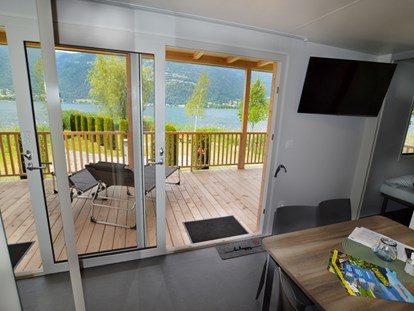 Luxuscamping - Preisniveau: moderat - Österreich - Ihr Blick zum See - Terrassen Camping Ossiacher See Premium Mobilheime mit Terrassen am Terrassen Camping Ossiacher See