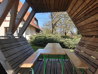 Luxuscamping - Art der Unterkunft: Baumhaus - Region Schwerin - Terrasse untere Wabe - Grüne Wiek Wabenhausherberge Grüne Wiek Wabenhausherberge