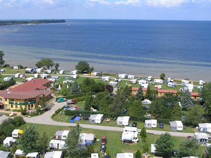 Luxuscamping - barrierefreier Zugang ins Wasser - Luftaufnahme vom Campingplatz - Ostseecamping Ferienpark Zierow