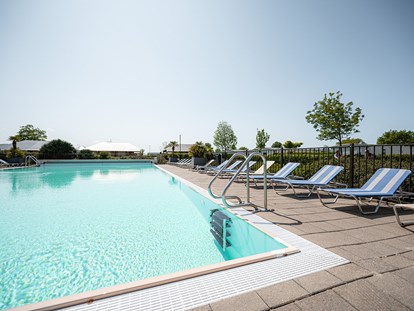 Luxuscamping - Umgebungsschwerpunkt: Strand - Entspannen Sie sich auf einer der Sonnenliegen am Pool - Camping De Molenhoek